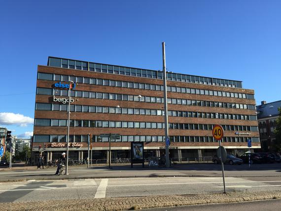 Fastigheten sedd från Friggagatan. Lokalen ligger längs Ranängsgatan till vänster om byggnaden