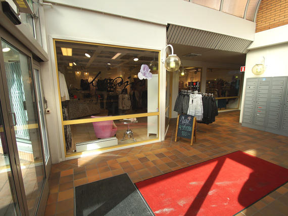 Inglasad butiksyta vid entre