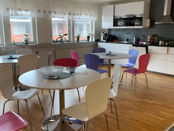 Kök/fikarum centralt placerat i lokalen