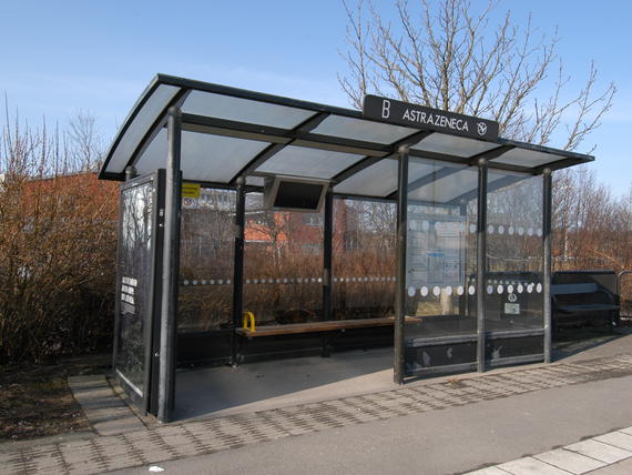 Busshållplats direkt utanför fastigheten